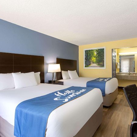 Days Inn By Wyndham Greensboro Airport Esterno foto