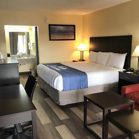 Days Inn By Wyndham Greensboro Airport Esterno foto