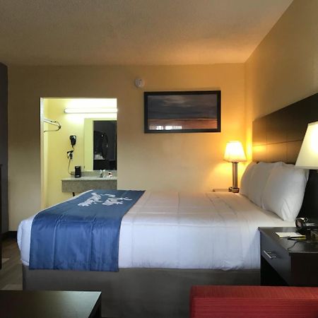 Days Inn By Wyndham Greensboro Airport Esterno foto