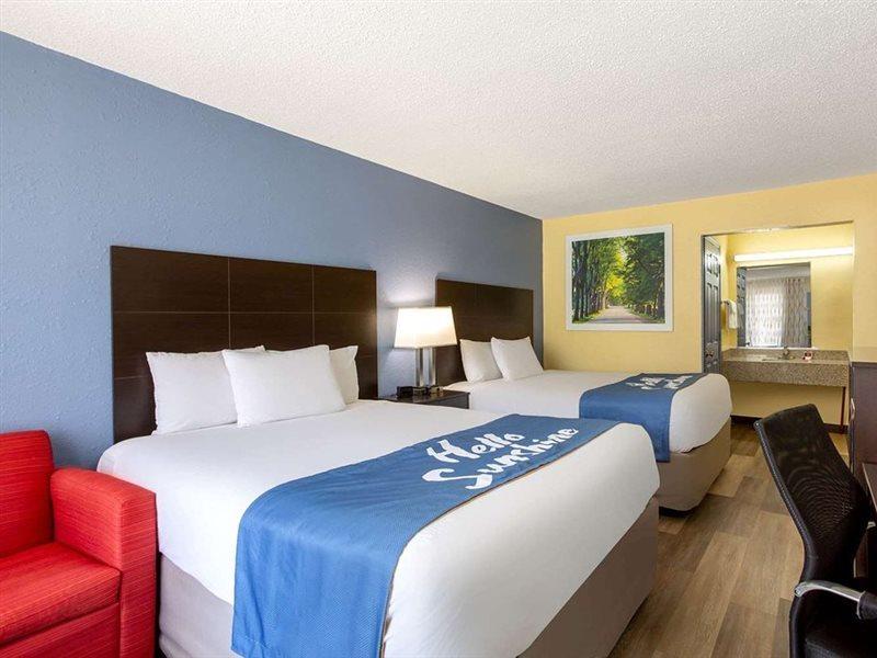 Days Inn By Wyndham Greensboro Airport Esterno foto