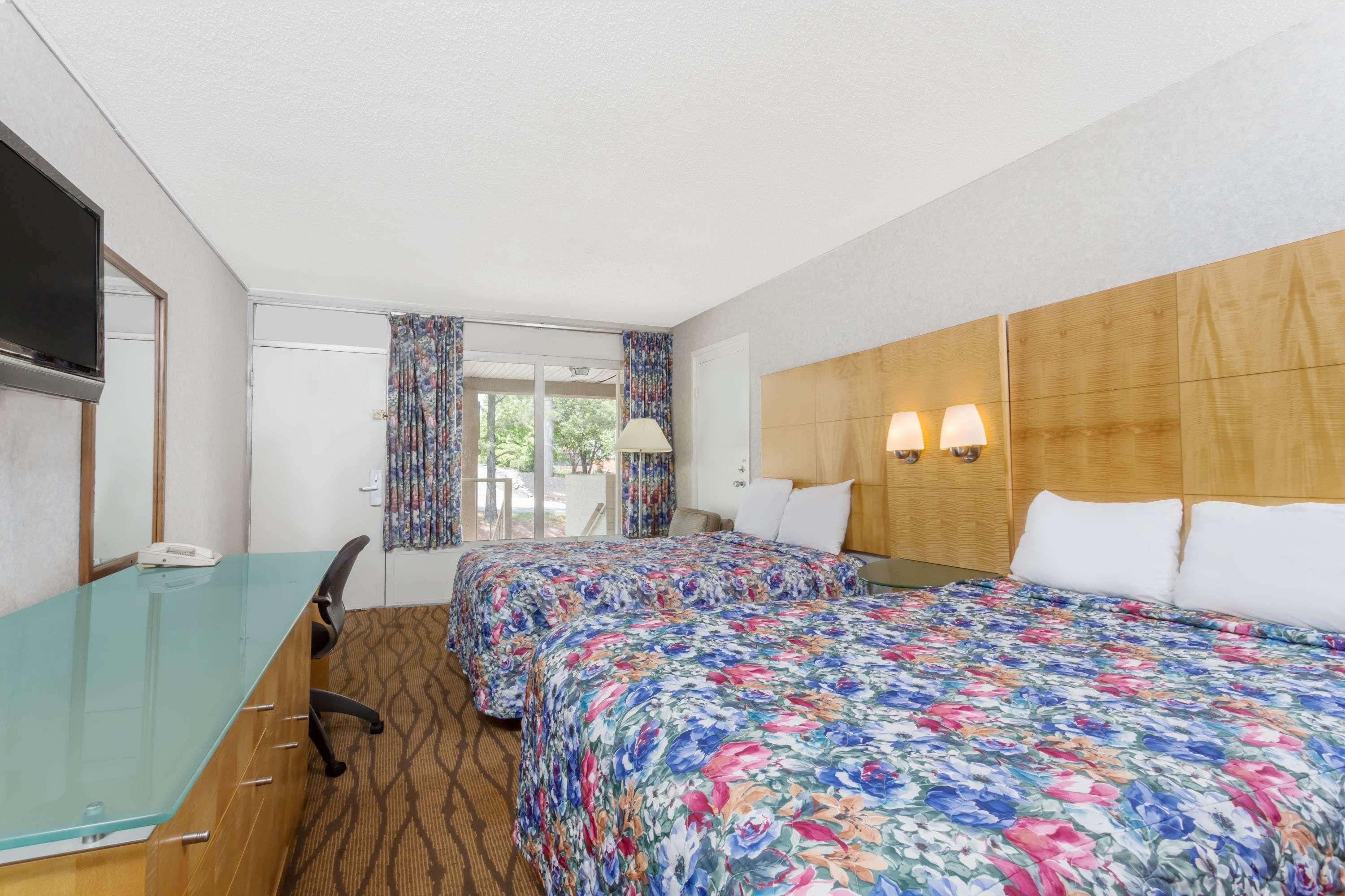Days Inn By Wyndham Greensboro Airport Esterno foto
