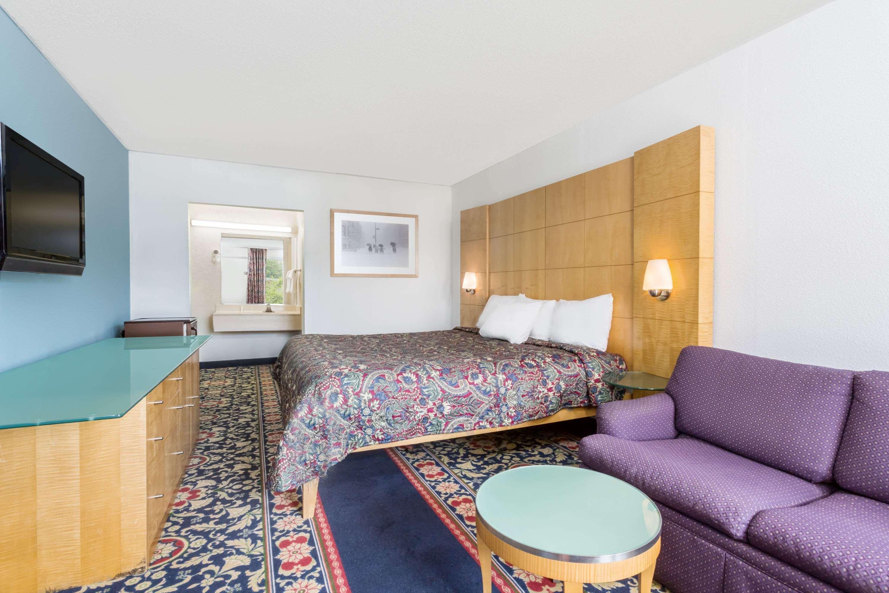 Days Inn By Wyndham Greensboro Airport Esterno foto