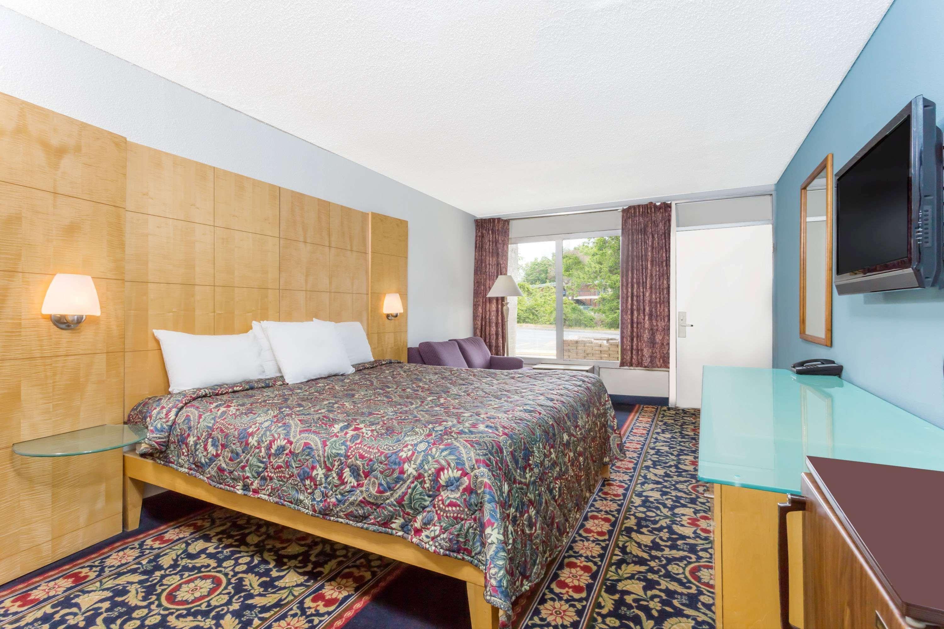 Days Inn By Wyndham Greensboro Airport Esterno foto