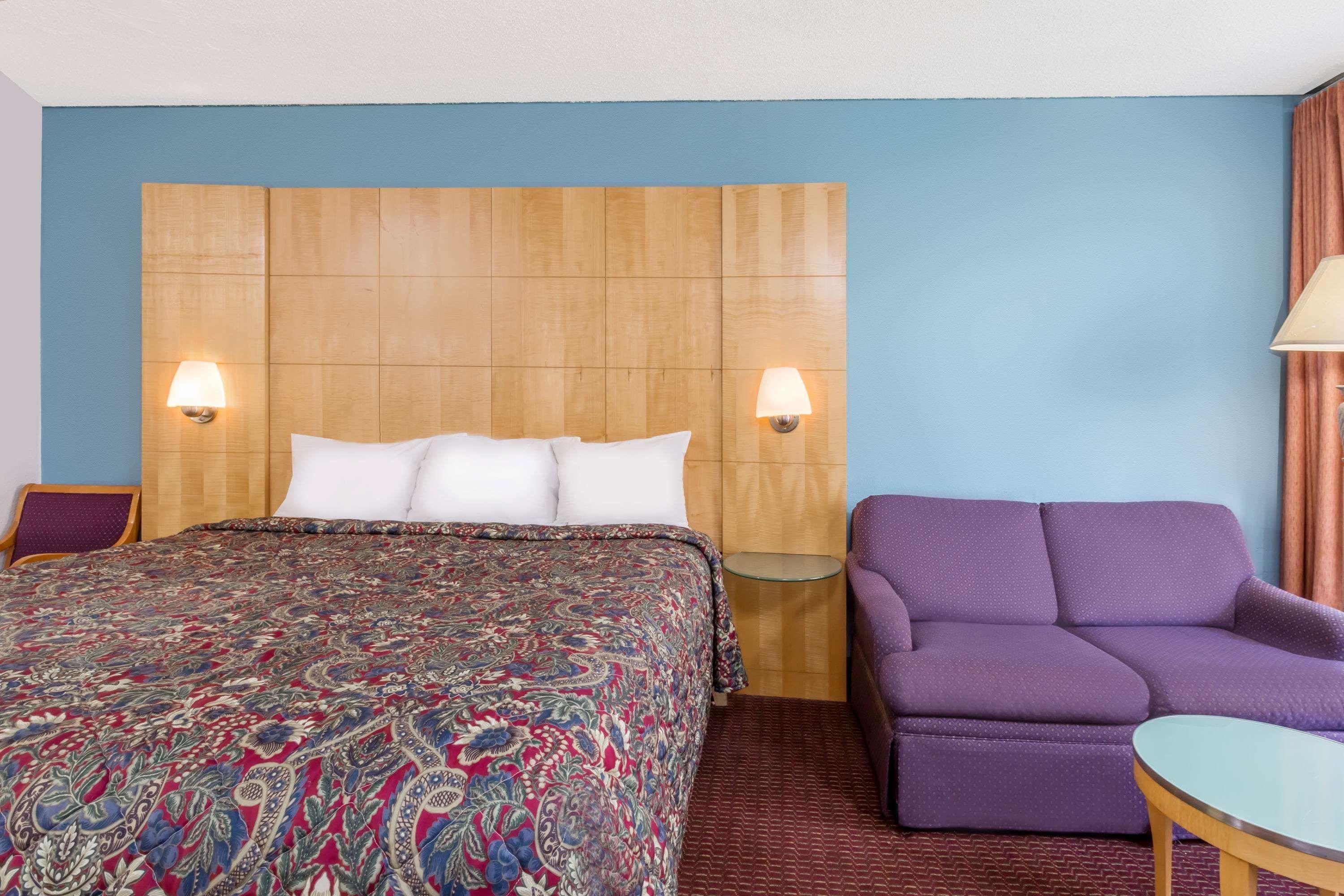 Days Inn By Wyndham Greensboro Airport Esterno foto