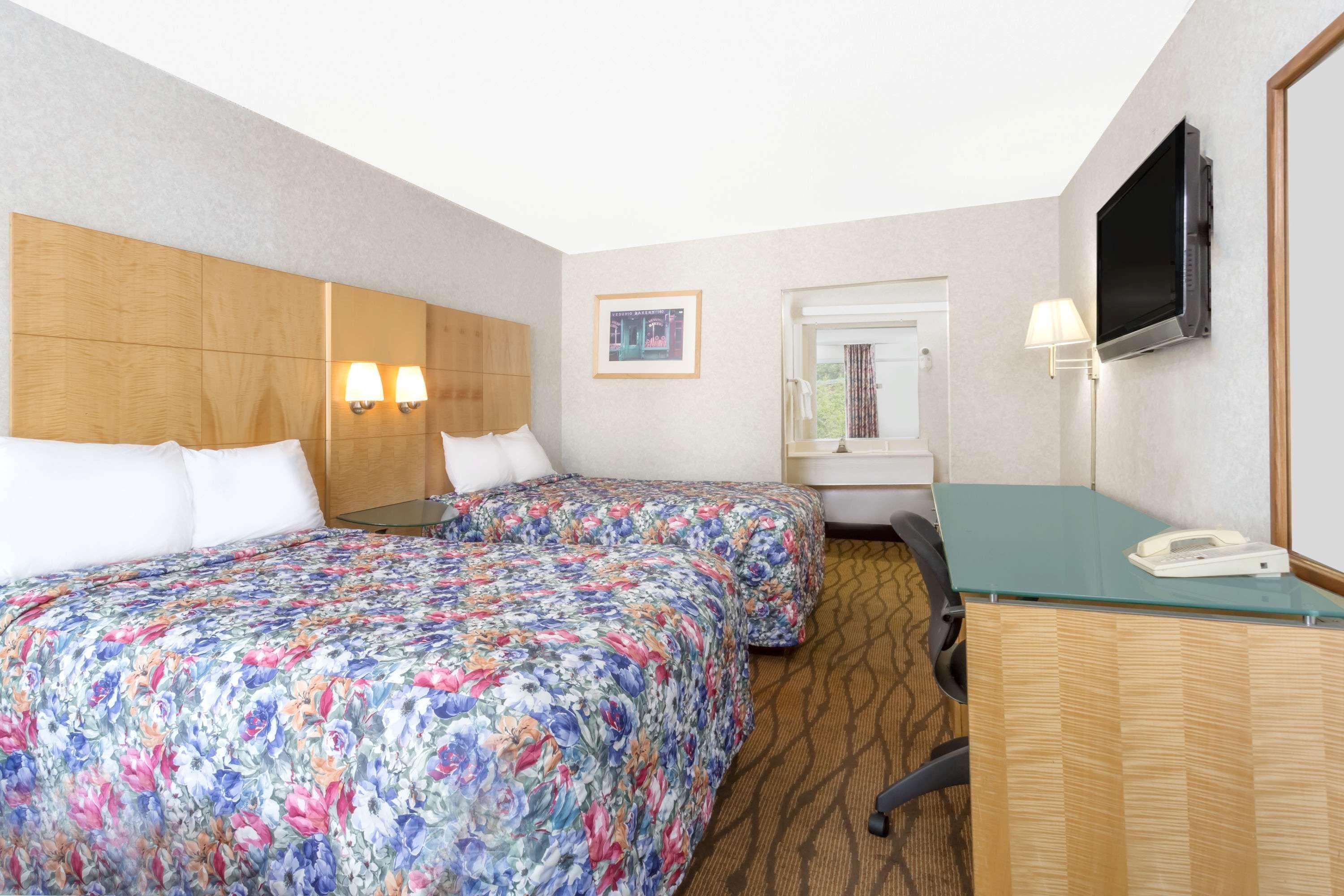Days Inn By Wyndham Greensboro Airport Esterno foto