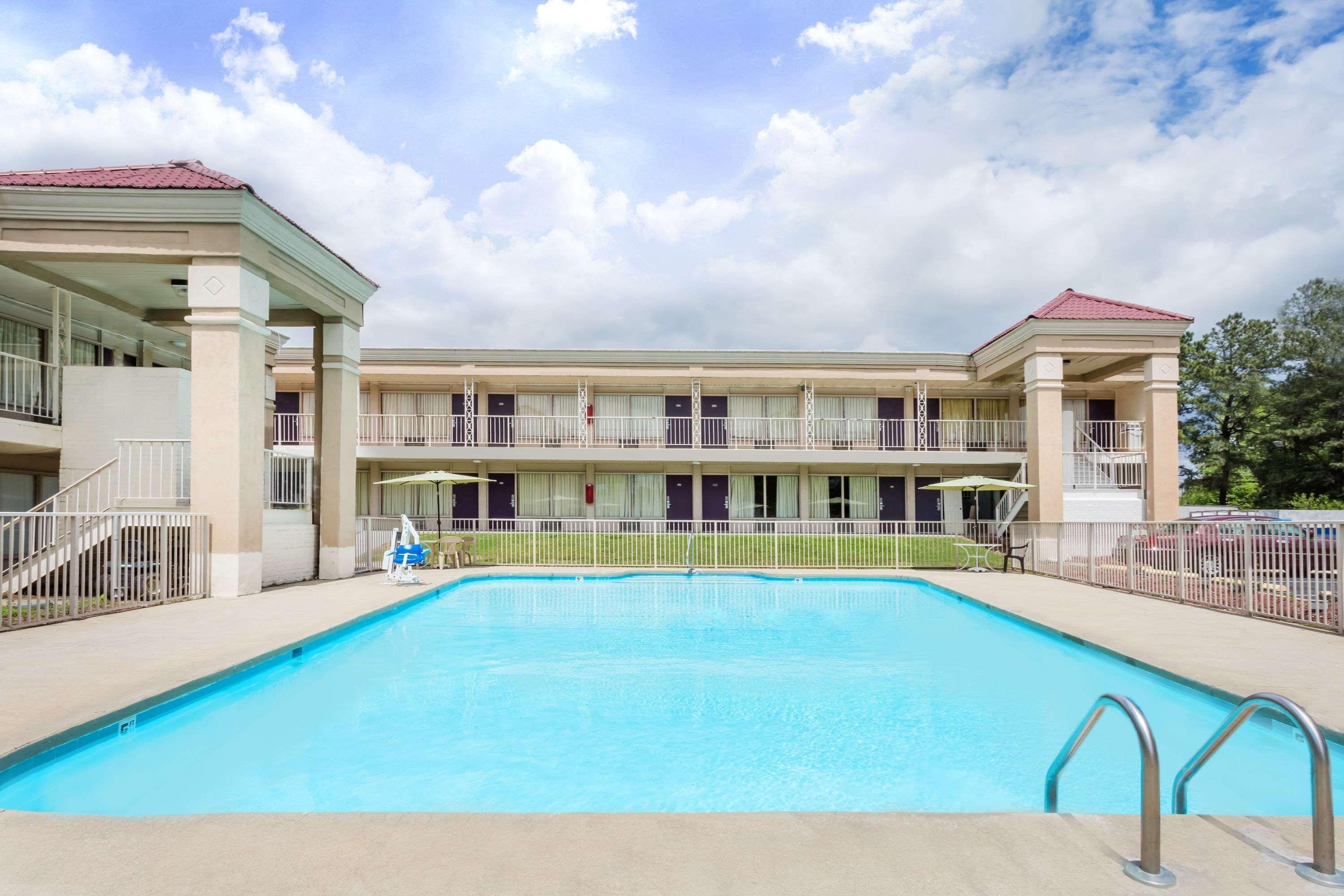 Days Inn By Wyndham Greensboro Airport Esterno foto