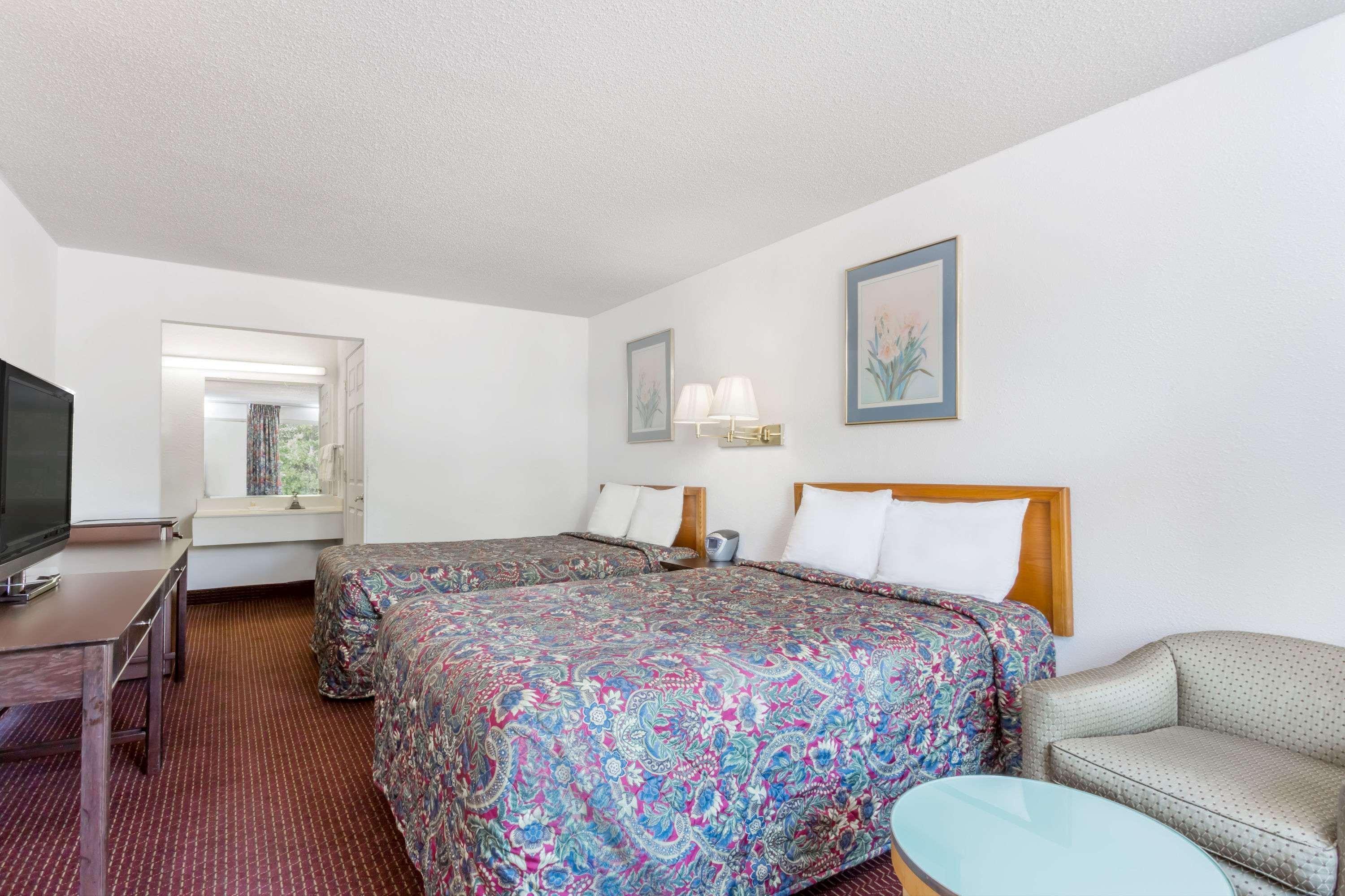 Days Inn By Wyndham Greensboro Airport Esterno foto