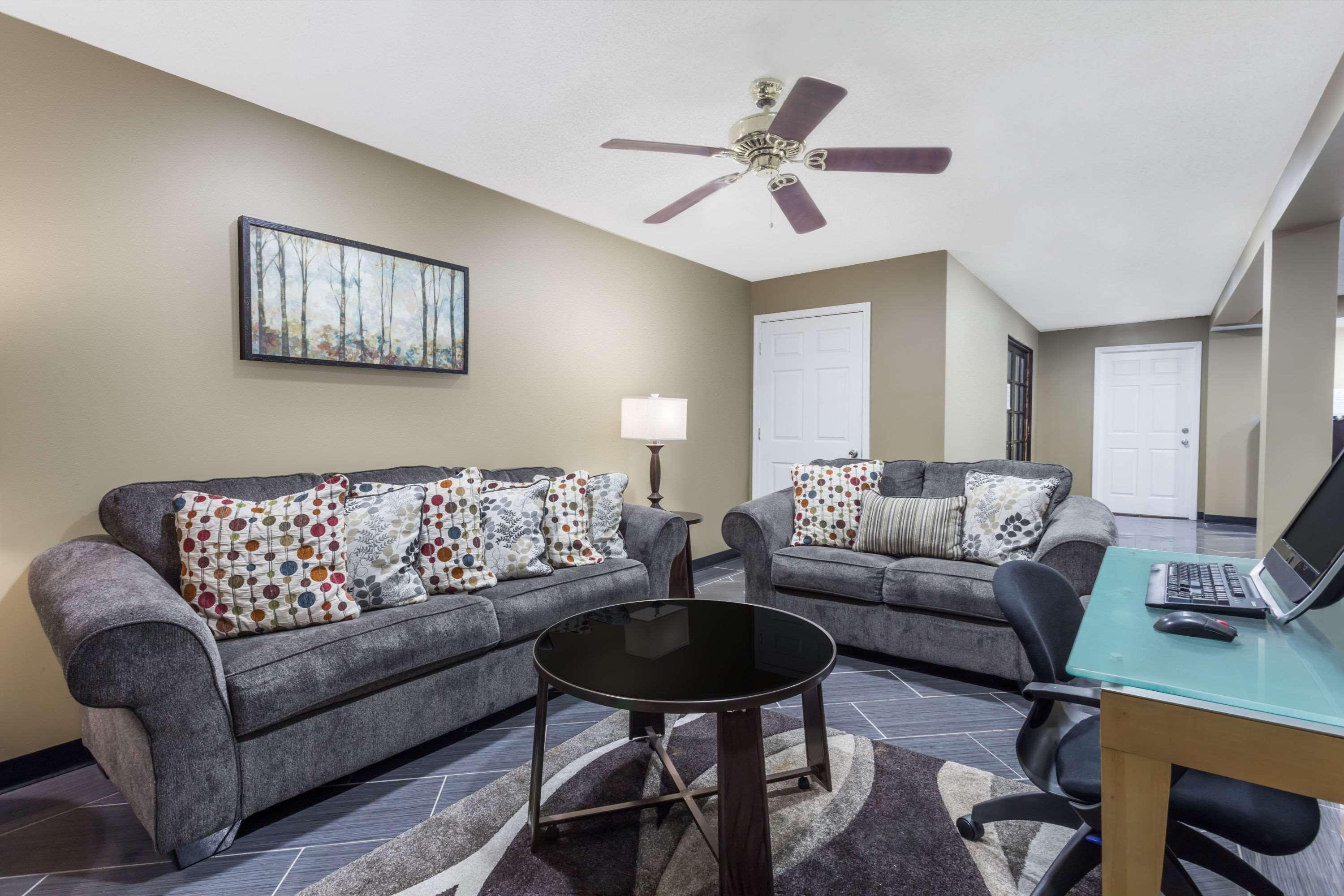 Days Inn By Wyndham Greensboro Airport Esterno foto