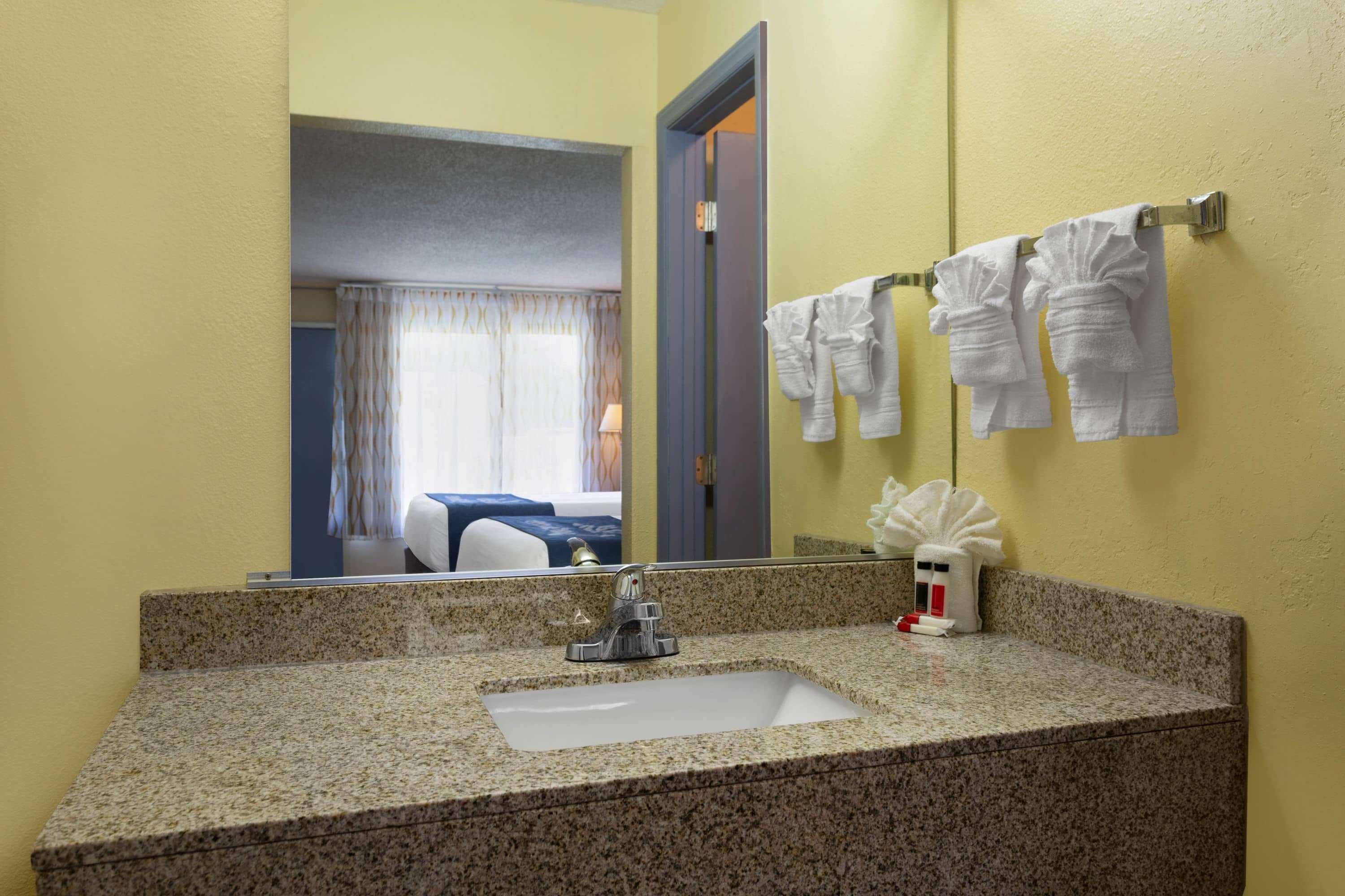 Days Inn By Wyndham Greensboro Airport Esterno foto