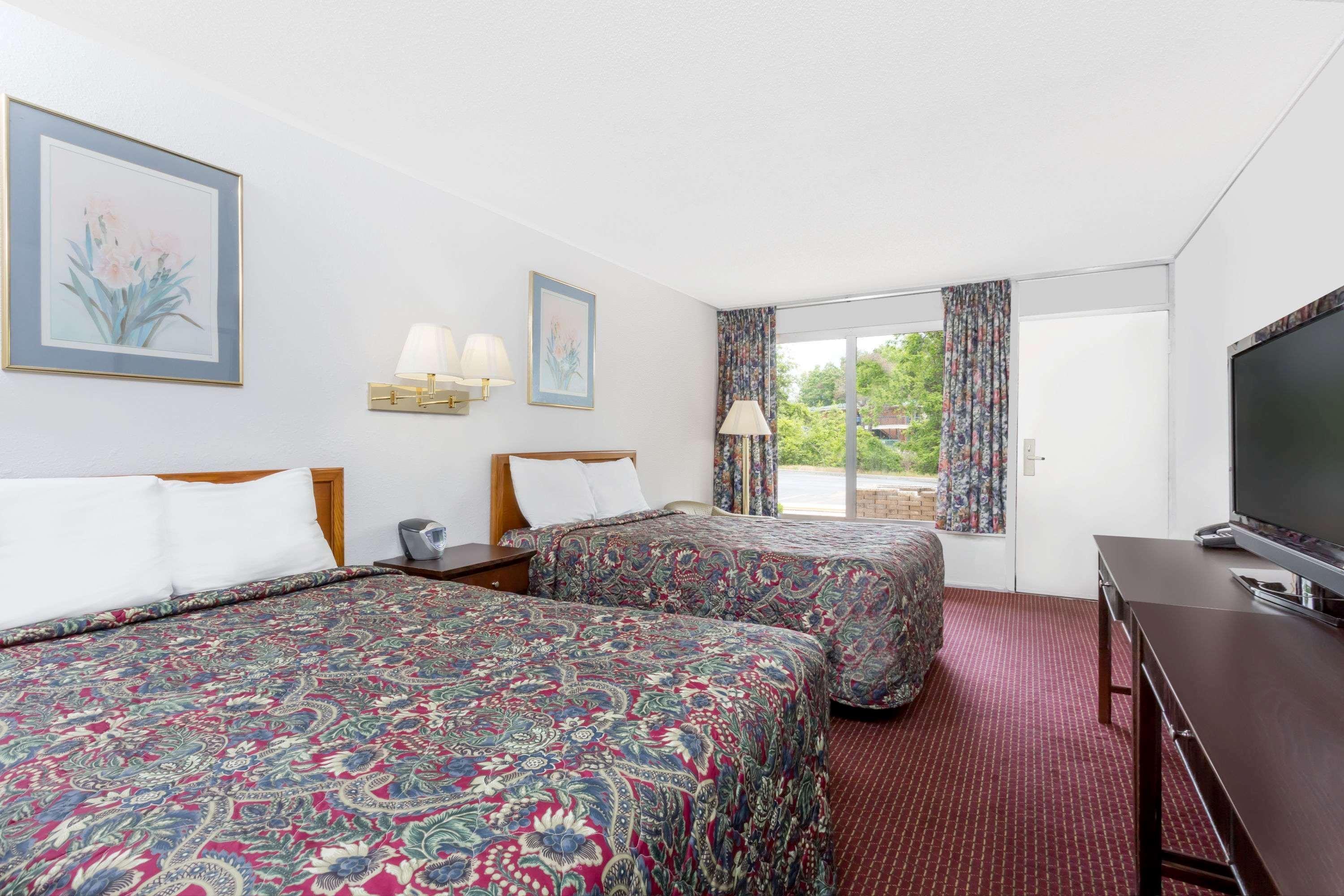 Days Inn By Wyndham Greensboro Airport Esterno foto