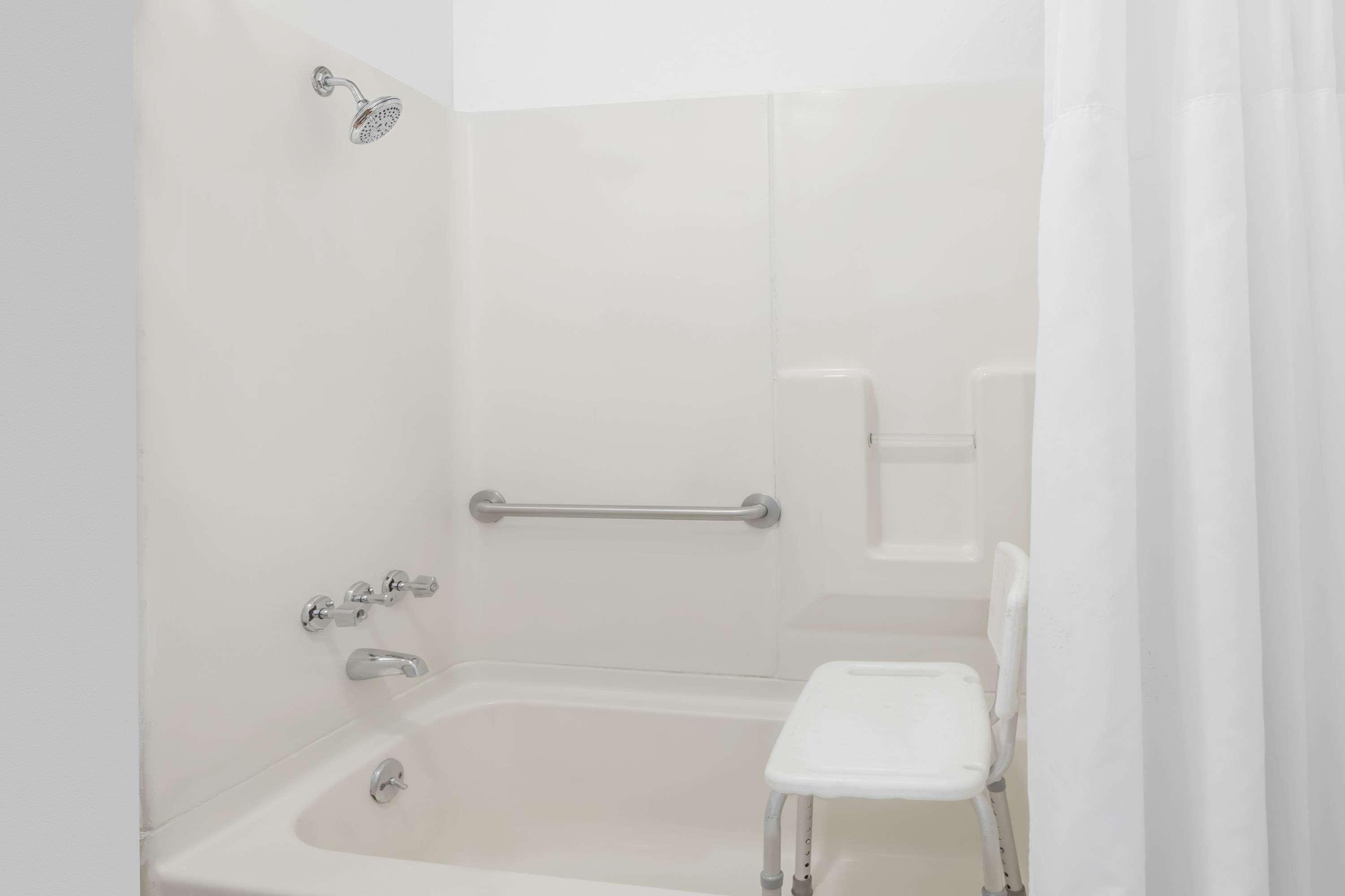 Days Inn By Wyndham Greensboro Airport Esterno foto