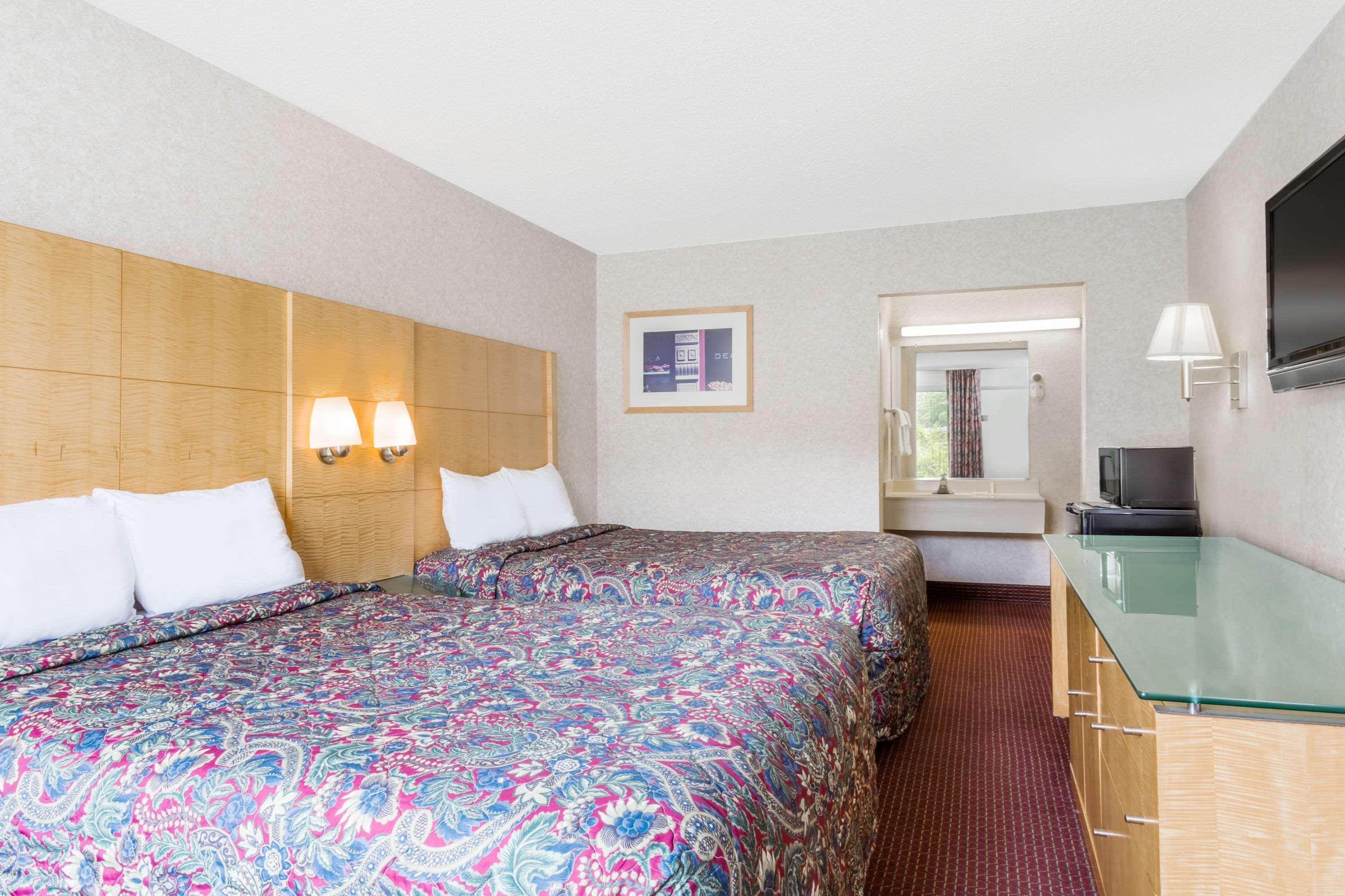 Days Inn By Wyndham Greensboro Airport Esterno foto