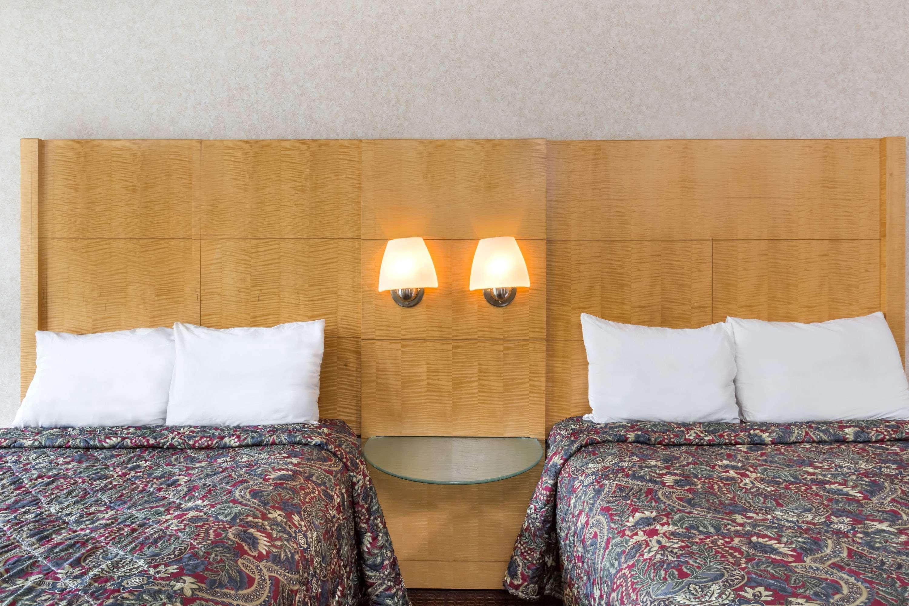 Days Inn By Wyndham Greensboro Airport Esterno foto