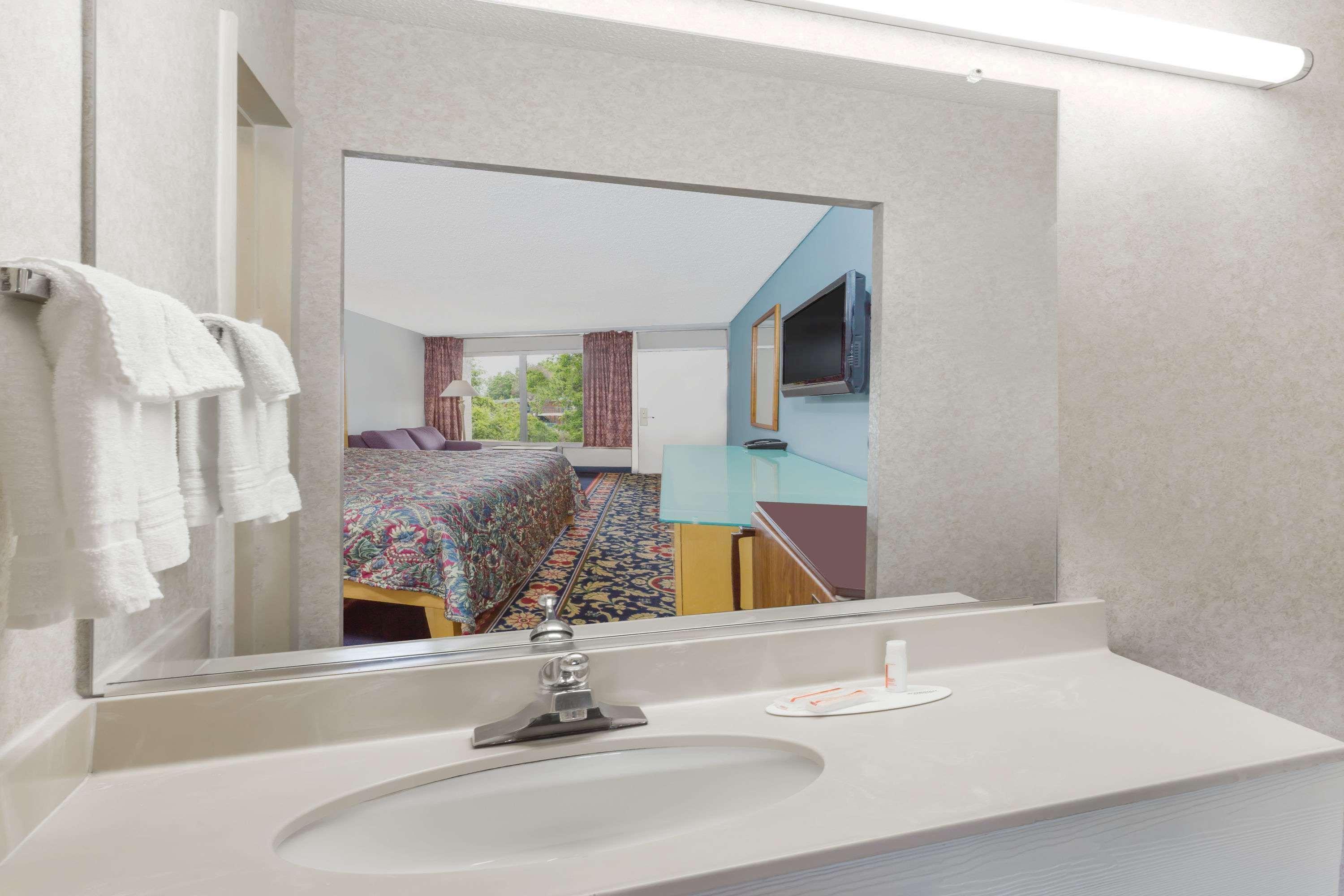 Days Inn By Wyndham Greensboro Airport Esterno foto