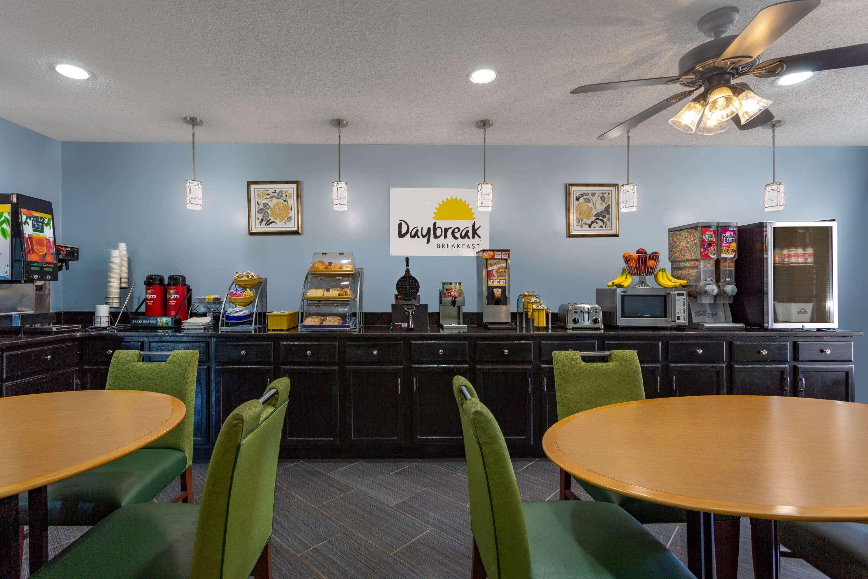 Days Inn By Wyndham Greensboro Airport Esterno foto