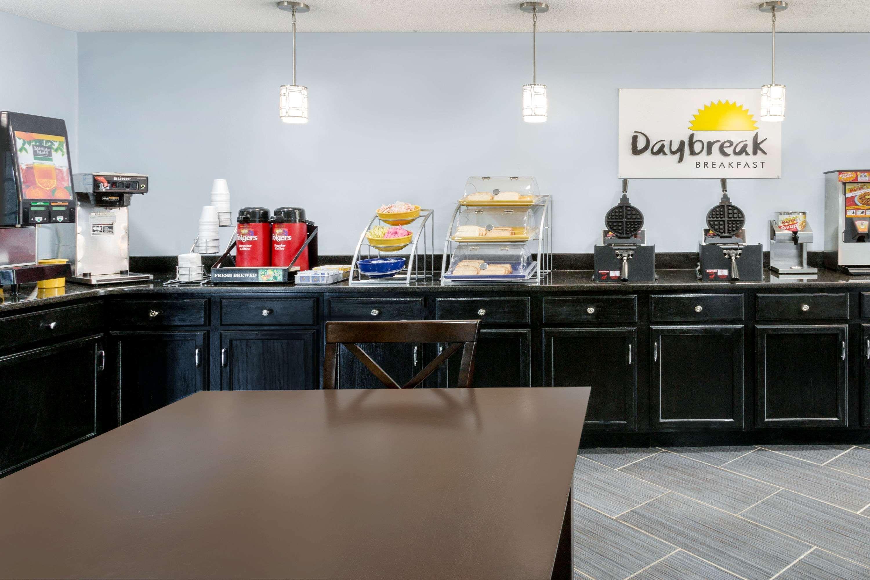 Days Inn By Wyndham Greensboro Airport Esterno foto
