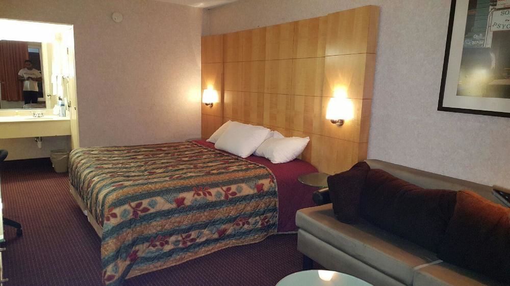 Days Inn By Wyndham Greensboro Airport Esterno foto