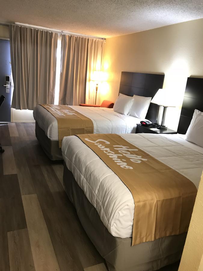 Days Inn By Wyndham Greensboro Airport Esterno foto