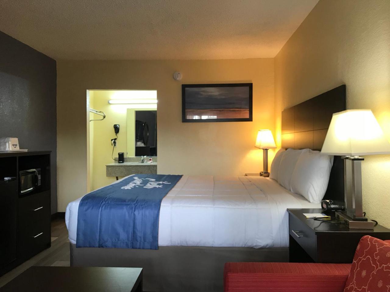 Days Inn By Wyndham Greensboro Airport Esterno foto